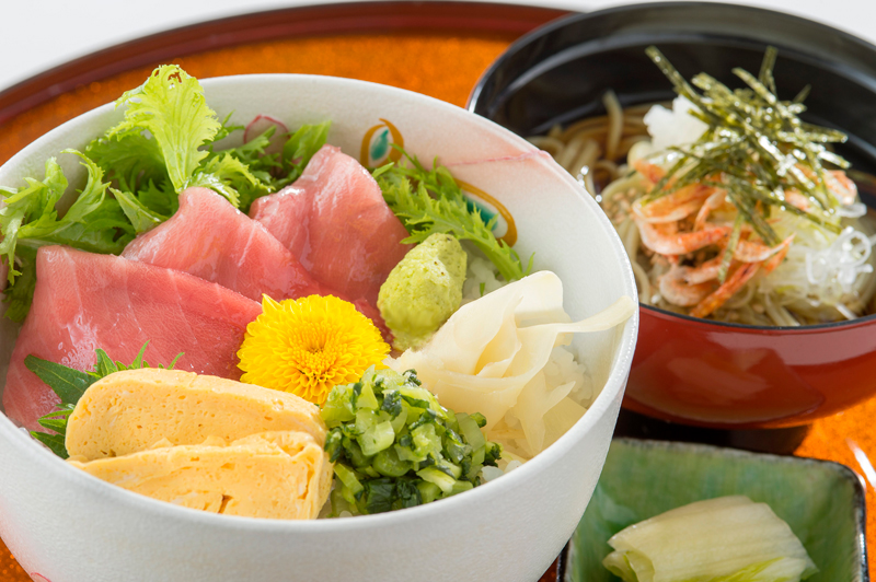 クロアチア産本まぐろ丼と季節の椀そば(香の物付)